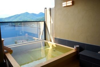 新海花亭泉温泉旅馆 4* 伊豆